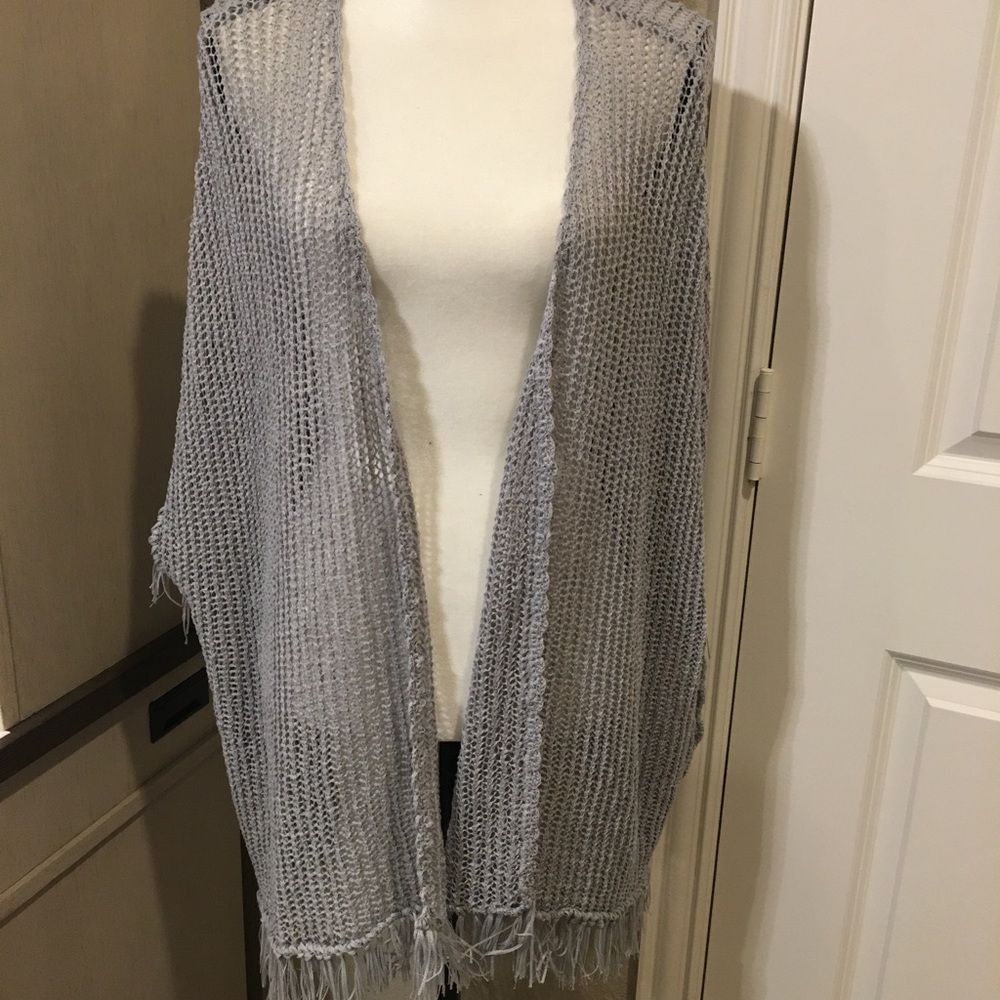 NWOT – POL BRAND OVERSIZED OPEN FRONT GRAY FRINGE PONCHO TYPE SWEATER – SMALL